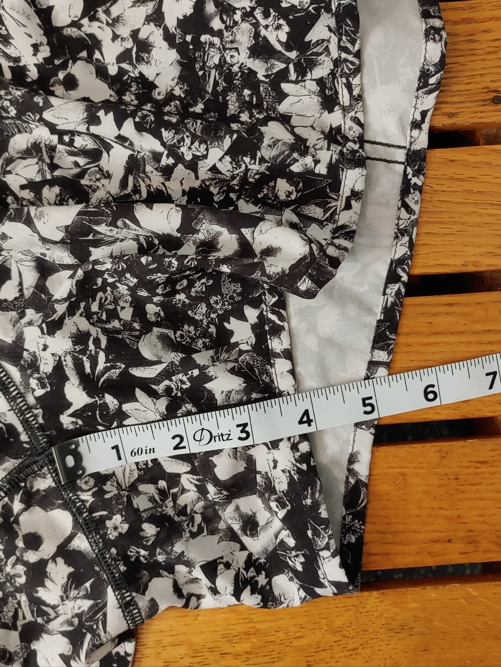 Lululemon Tracker Running Short V (4")Mash Up White /Black Floral Size 10 - Picture 14 of 14